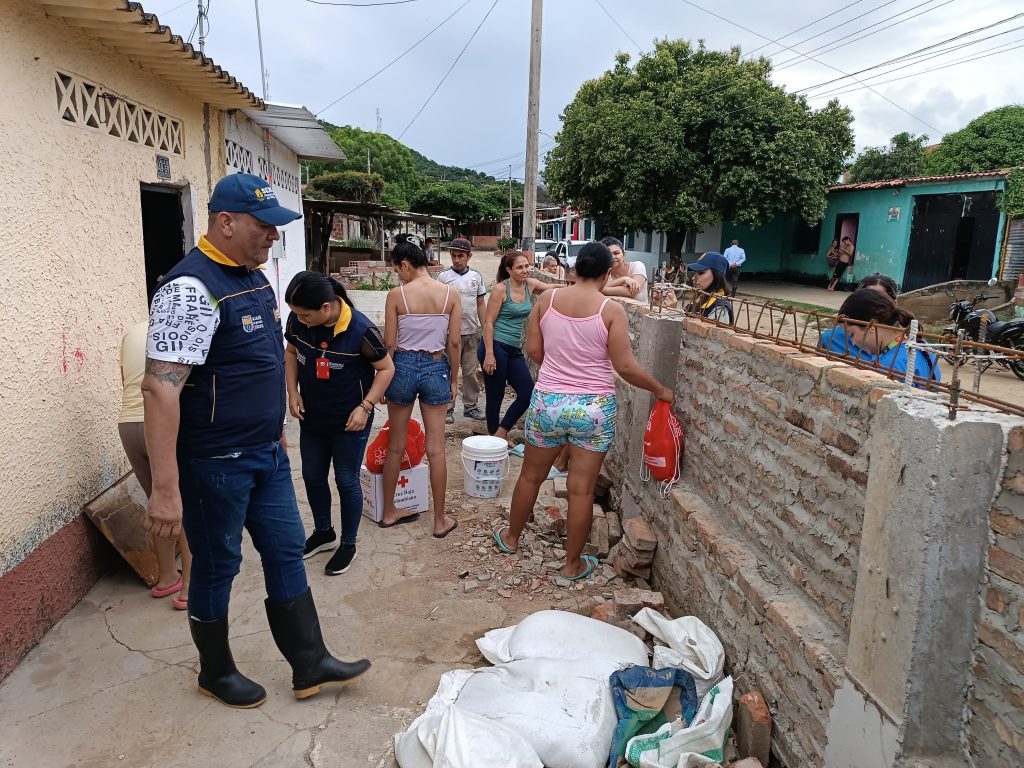 ENTREGA DE AYUDAS HUMANITARIAS A FAMILIAS AFECTADAS POR INUNDACIONES EN ANTONIA SANTOS
