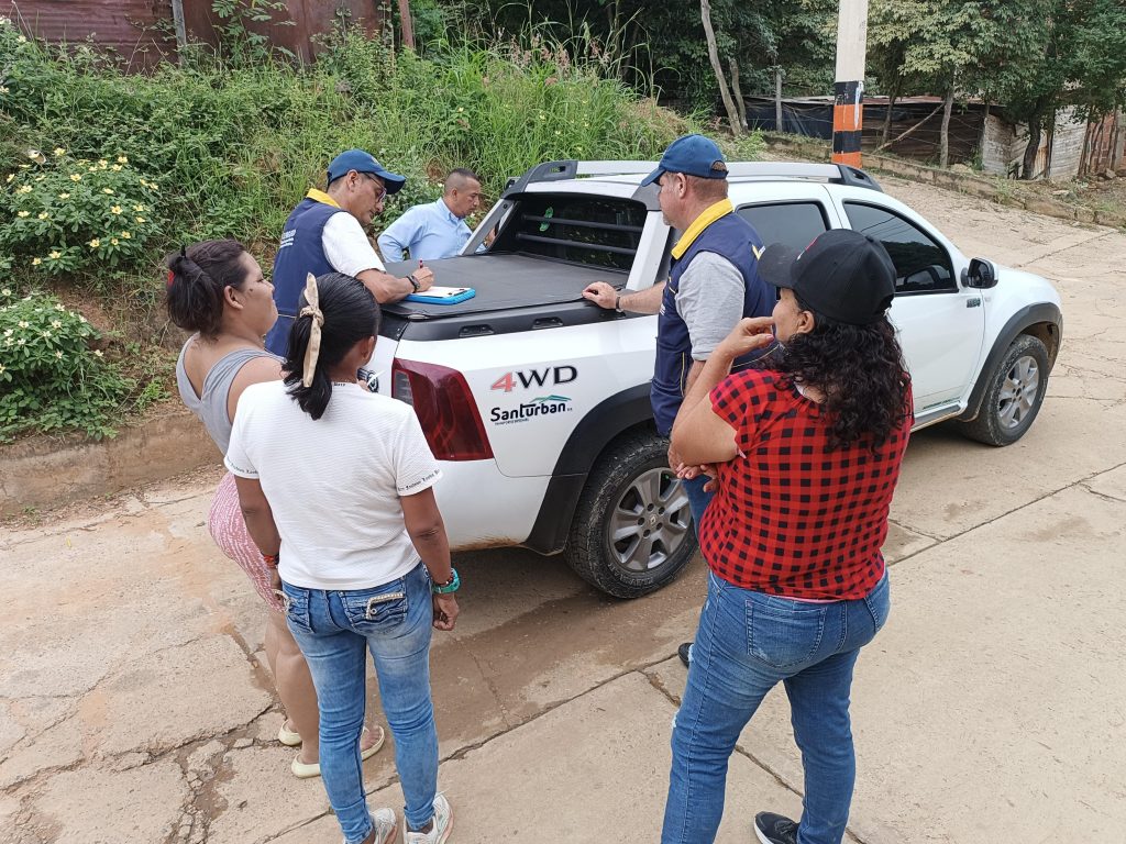 ALCALDÍA DE CÚCUTA ENTREGA AYUDAS HUMANITARIAS A FAMILIAS AFECTADAS POR LAS FUERTES LLUVIAS EN EL BARRIO COLINA REAL