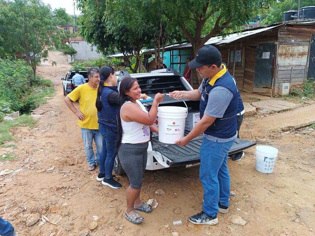 ALCALDÍA DE CÚCUTA ENTREGA AYUDAS HUMANITARIAS A FAMILIAS AFECTADAS POR LAS FUERTES LLUVIAS EN EL BARRIO COLINA REAL