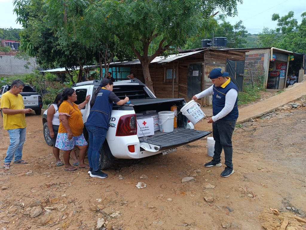 ALCALDÍA DE CÚCUTA ENTREGA AYUDAS HUMANITARIAS A FAMILIAS AFECTADAS POR LAS FUERTES LLUVIAS EN EL BARRIO COLINA REAL