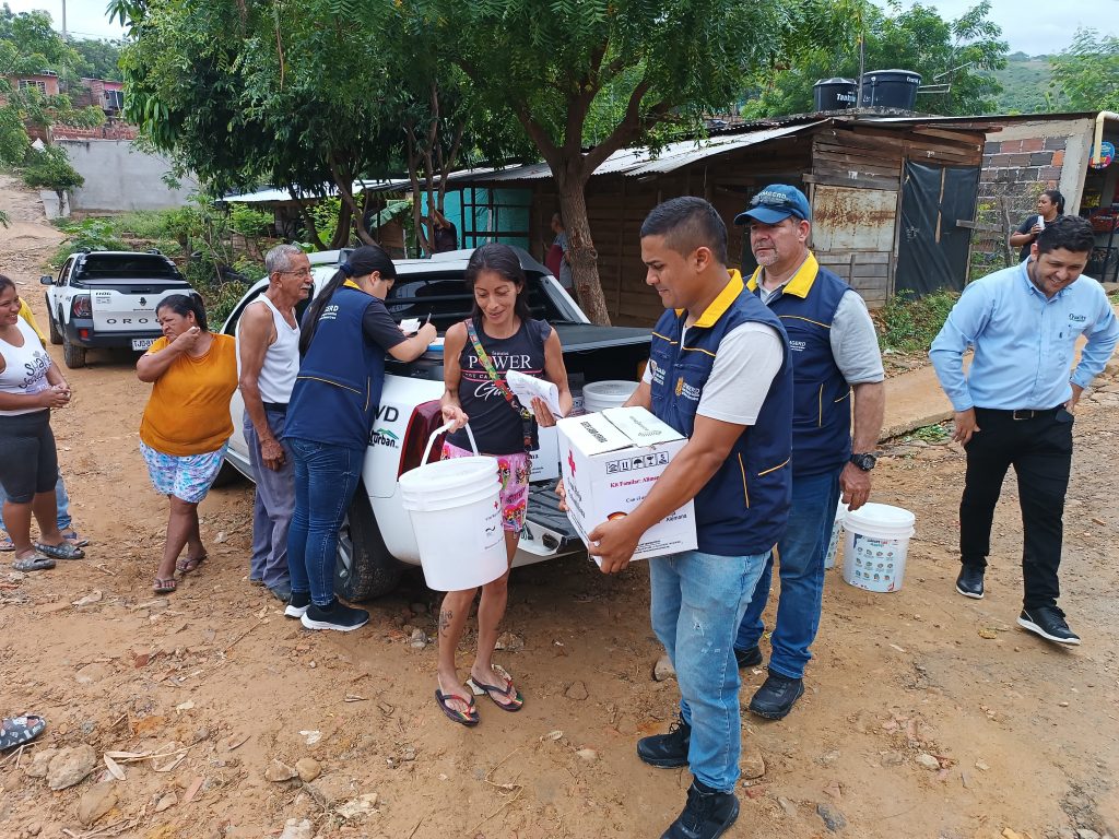 ALCALDÍA DE CÚCUTA ENTREGA AYUDAS HUMANITARIAS A FAMILIAS AFECTADAS POR LAS FUERTES LLUVIAS EN EL BARRIO COLINA REAL