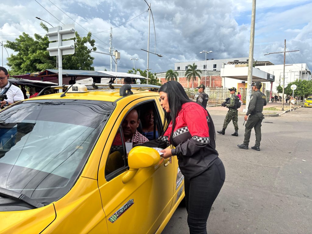 CON ENTREGA DE VOLANTES LA ALCALDÍA DE CÚCUTA PROMUEVE EL PAGO DE RECOMPENSAS POR “LOS MÁS BUSCADOS”