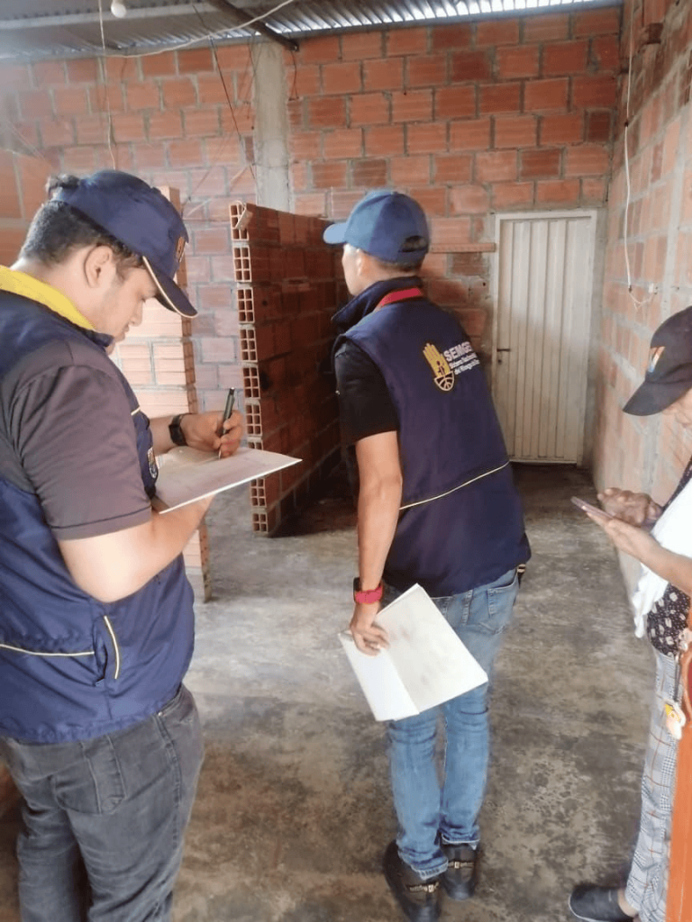 Funcionarios de la Sceretaría de Riesgo de Desastres atendiendo la emergencia