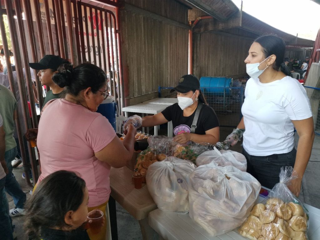 equipo de la alcaldía atendiendo a las personas desplazadas