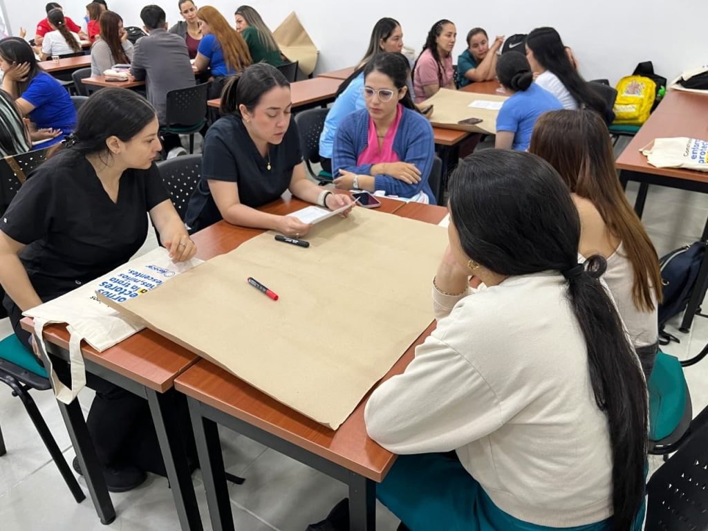 PERSONAS PARTICIPANDO EN LA CAPACITACIÓN 