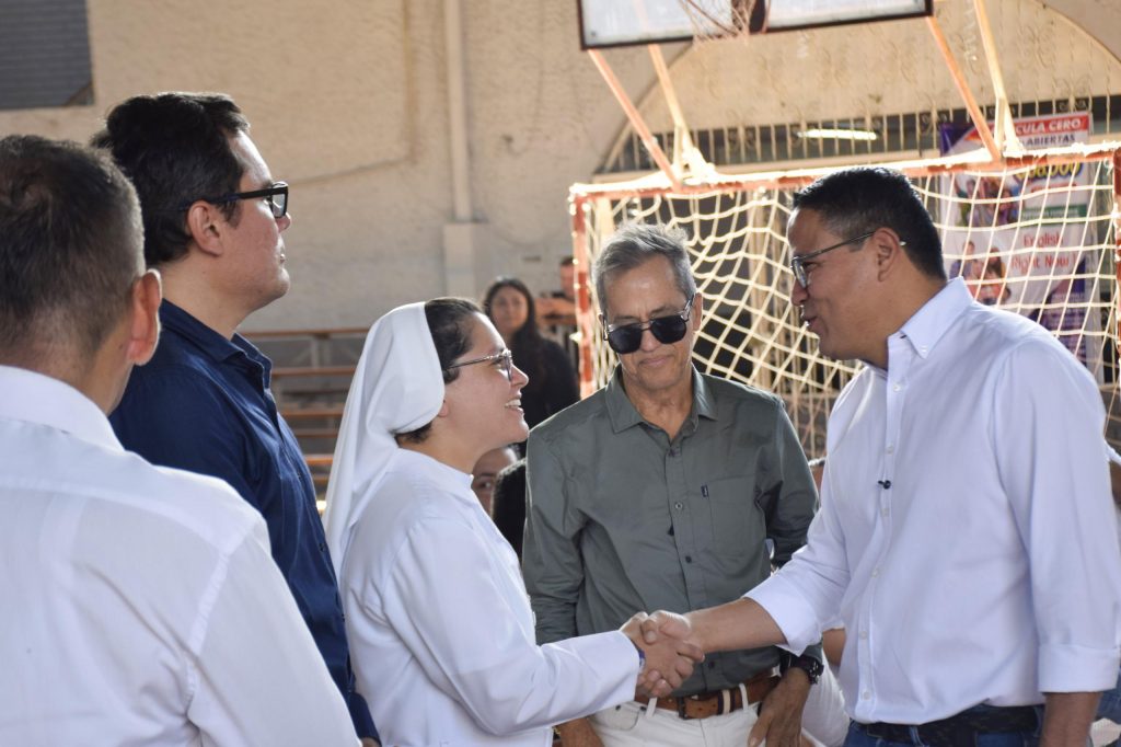 ALCALDE SALUDANDO A DIRECTIVOS DOCENTES