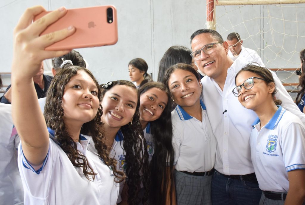 ESTUDIANTES CON EL ALCALDE