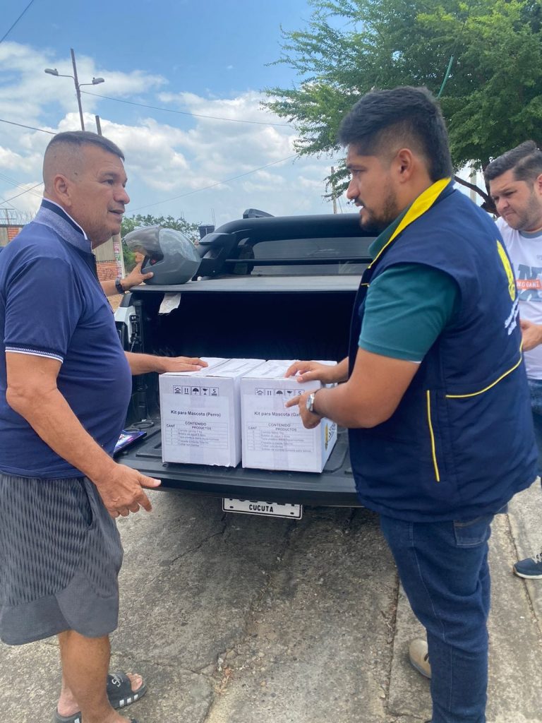 PERSONAL ENTREGANDO AYUDAS HUMANITARIAS A LAS PERSONAS AFECTADAS